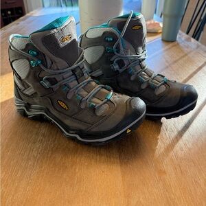 Keen Women's Gray Hiking Boots